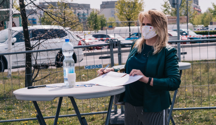 Roušky budeme povinně nosit nejméně do konce června