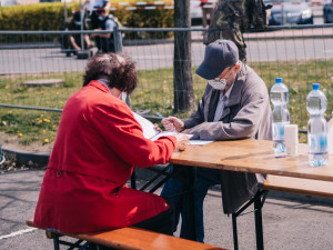 Jistota je jistota, covid byl v rodině, řekli manželé,  kteří se přišli plošně otestovat