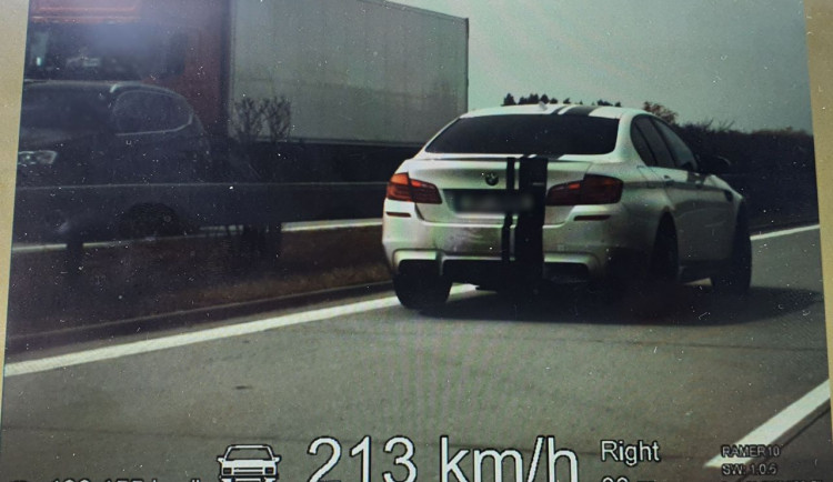 Řidič se na dálnici u Olomouce proháněl rychlostí 213 kilometrů v hodině