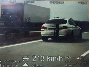 Řidič se na dálnici u Olomouce proháněl rychlostí 213 kilometrů v hodině