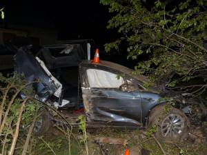 Řidič nevybral zatáčku a narazil do plotu, následně pak do zdi domu