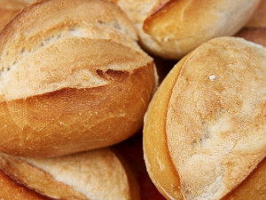 Dva mladíci kradli měsíc v kuse pečivo ze dvora prodejny potravin, celkem si odnesli 500 rohlíků, 11 chlebů, koláčky a koblihy