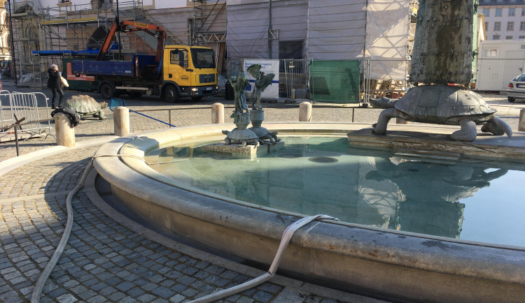 FOTO: Arionova kašna, cíl mnohých lidí lačnících po osvěžení v horkých dnech, je dneškem v provozu