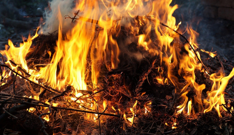 Hasiči na dnešní pálení čarodějnic nedoporučují vůbec zapalovat ohně