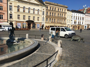FOTO: Arionova kašna, cíl mnohých lidí lačnících po osvěžení v horkých dnech, je dneškem v provozu
