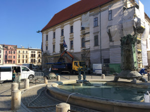 FOTO: Arionova kašna, cíl mnohých lidí lačnících po osvěžení v horkých dnech, je dneškem v provozu
