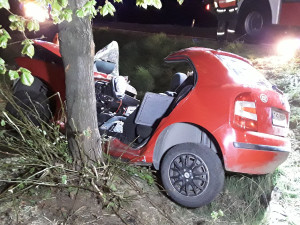 Prostějovští hasiči zažili pernou noc. Z automobilu museli vyprošťovat řidiče