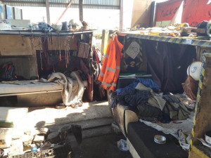 FOTO: Mladík utekl z výchovného ústavu, strážníci ho vypátrali ve squatu u nádraží. Skončil v poutech