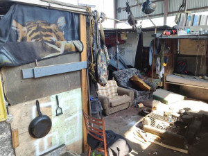 FOTO: Mladík utekl z výchovného ústavu, strážníci ho vypátrali ve squatu u nádraží. Skončil v poutech