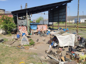 FOTO: Mladík utekl z výchovného ústavu, strážníci ho vypátrali ve squatu u nádraží. Skončil v poutech