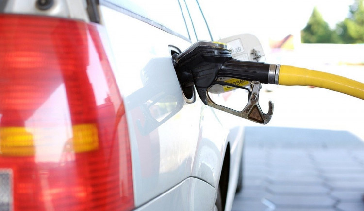 Benzin je v Česku nejlevnější od května roku 2009