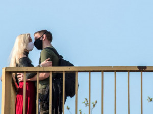 První máj je tady. Přinese polibky v rouškách i protivládní protest