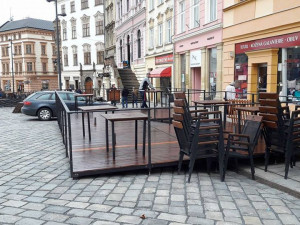 Sezení na zahrádkách bez roušek, kadeřnice budou muset mít štíty, rozhodla vláda