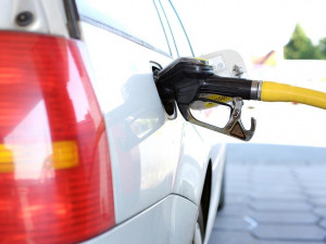 Benzin je v Česku nejlevnější od května roku 2009