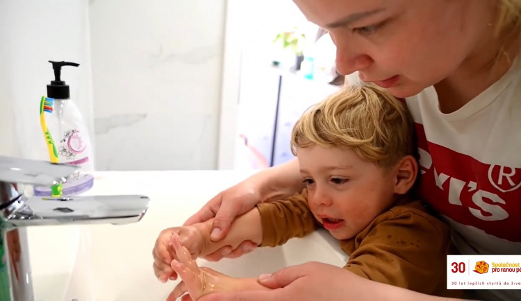 VIDEO: Jak by měly děti správně pečovat o svou hygienu? Společnost pro ranou péči natočila edukativní video