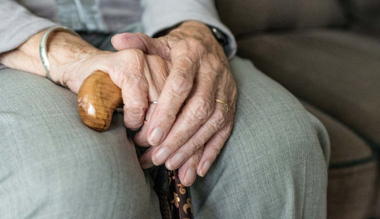 Podvodník se vydával za zástupce pojišťovny. Seniorku doma připravil o tisíce