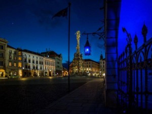 Horní náměstí v Olomouci se v úterý večer zbarví do modra