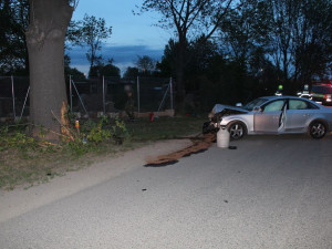 Řidič na Černé cestě narazil se svým autem do stromu, při nehodě se těžce zranila spolujezdkyně