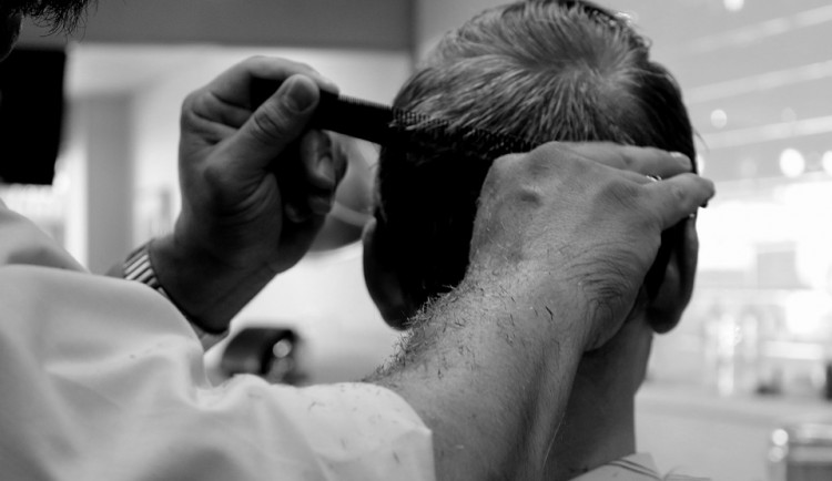 Kadeřnice a barber shopy v pondělí otevírají, stříhání ve štítech je děsí