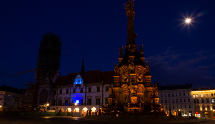 FOTO: Radnice a Trojice se oděly do modré. Barva připomíná Světový den plicní hypertenze