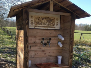 Neznámý vandal zničil oblíbenou pivní budku