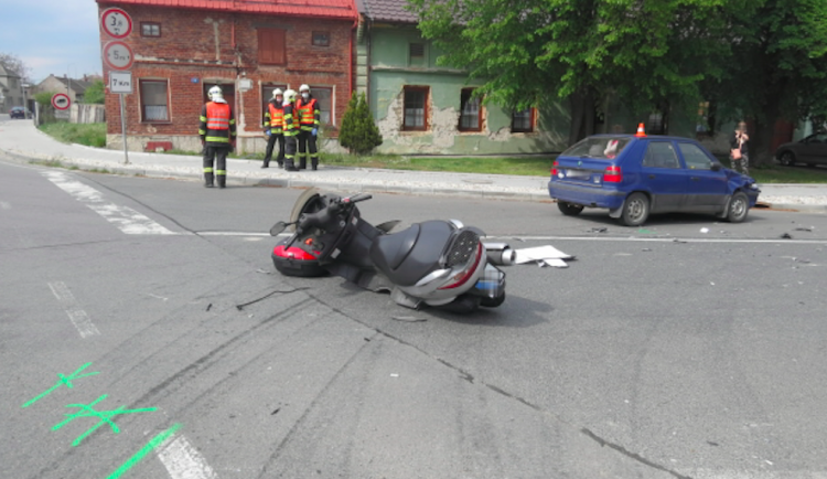 FOTO: Řidička Felicie vjela do cesty motorkáři, skončil v nemocnici