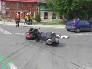 FOTO: Řidička Felicie vjela do cesty motorkáři, skončil v nemocnici