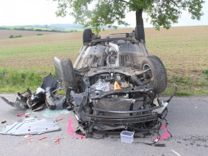 Místo řízení se věnoval telefonu. Otočil auto na střechu a zranil tři spolucestující