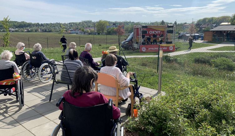FOTO/VIDEO: Kapela Mirai zazpívala v rámci projektu Pod okny seniorům z domova ve Slavoníně