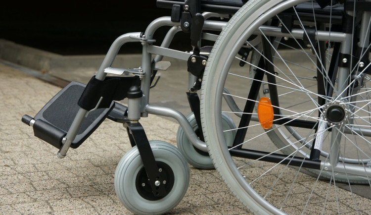 Charita otevřela simulační místnost s pomůckami pro handicapované. K dispozici je invalidní vozík či chodítka