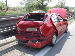 FOTO: Řidič ve sporťáku narazil na dálnici dvou dvou aut, škoda se vyšplhala na téměř půl milionu