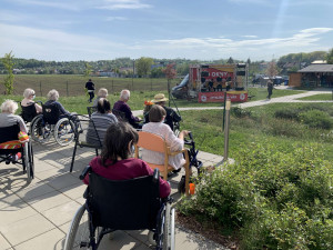 FOTO/VIDEO: Kapela Mirai zazpívala v rámci projektu Pod okny seniorům z domova ve Slavoníně