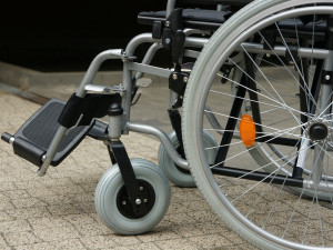 Charita otevřela simulační místnost s pomůckami pro handicapované. K dispozici je invalidní vozík či chodítka
