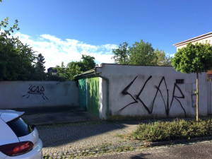 FOTO: Neznámý vandal posprejoval v Hodolanech několik domů. Hrozí mu rok vězení