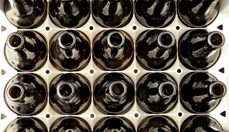Plast, sklo nebo hliník? Čeští vědci zkoumali skladování piva a obalové materiály