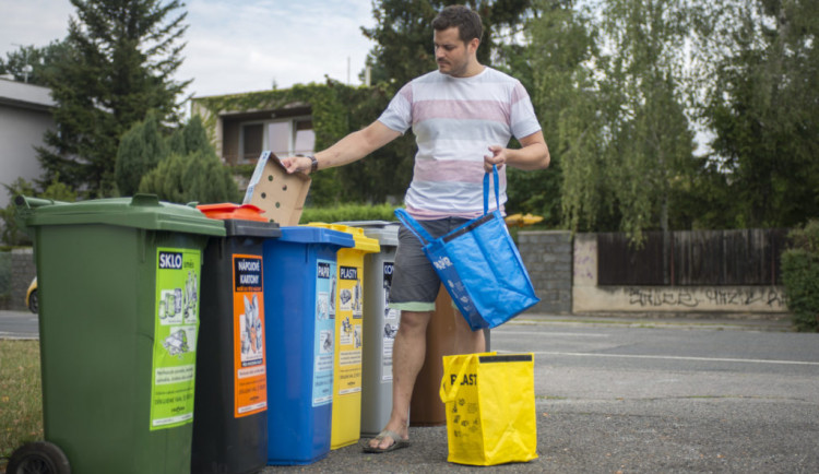Češi zůstávají elitou v třídění odpadů. Každý vhodil do barevné popelnice v průměru 51 kilogramů