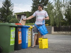 Češi zůstávají elitou v třídění odpadů. Každý vhodil do barevné popelnice v průměru 51 kilogramů