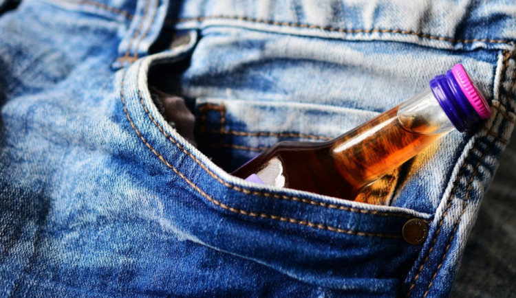 Zloději ve čtvrtek kradli alkohol. Jeden si chtěl odnést osmnáct lahví, druhý pil už v obchodě