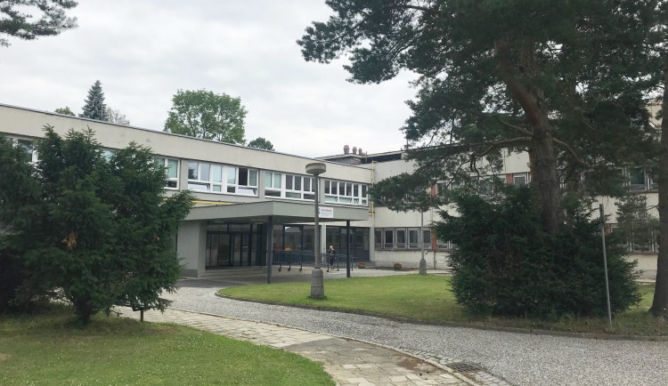 Jesenická nemocnice ošetřuje více úrazů. Turisté začali zaplňovat hory