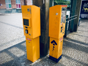 Nové automaty na jízdenky přijímají karty. První dva dopravní podnik umístil na nádraží