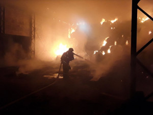 AKTUÁLNĚ: V Mladějovicích hoří velký sklad sena, na místě je deset jednotek hasičů