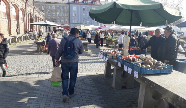 Zloděj okradl sedmdesátiletou trhovkyni na olomoucké tržnici