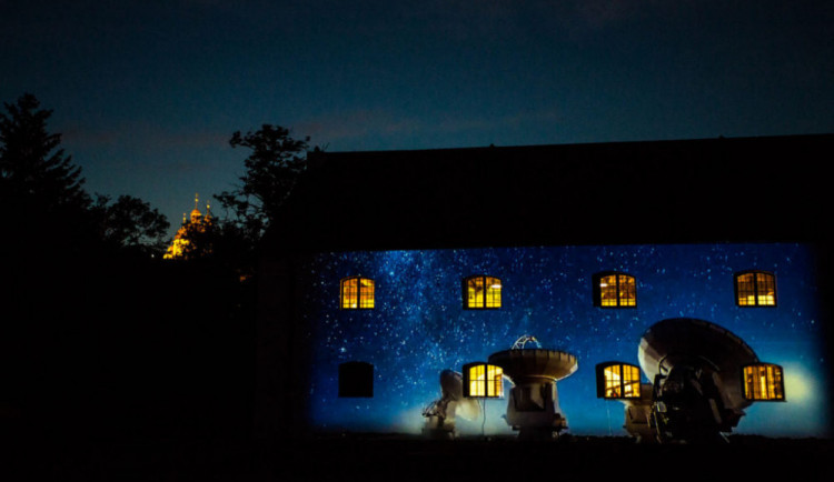 Tradiční Noc vědců se posune na listopad. Posvítí si na roboty