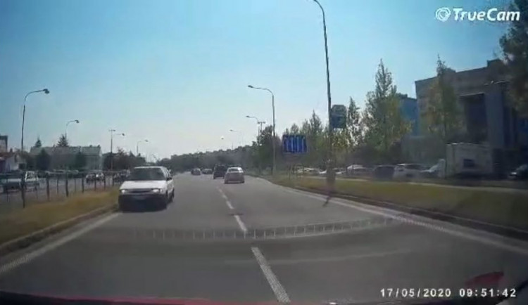 VIDEO: Řidič ve Felicii jel na obchvatu v protisměru. Policie žádá o pomoc svědky