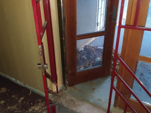 Muži vypáčili mříž v bývalém hotelu, ustlali si v jednom z pokojů