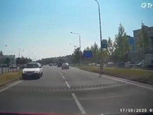 VIDEO: Řidič ve Felicii jel na obchvatu v protisměru. Policie žádá o pomoc svědky