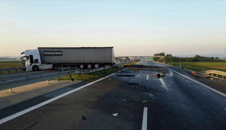 Dálnici D1 zablokovala v úterý ráno u Přerova nehoda kamionu