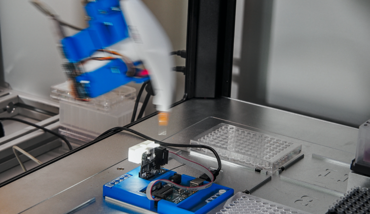 FOTO: Olomoučtí vyvinuli robota jménem Popelka, umí připravit vzorky pro rostlinný výzkum