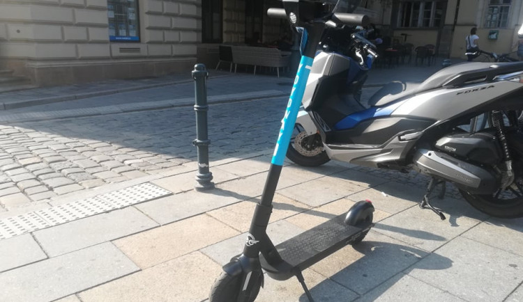 Opilý řidič elektrokoloběžky nezastavil na křižovatce. Srazil a zranil cyklistku