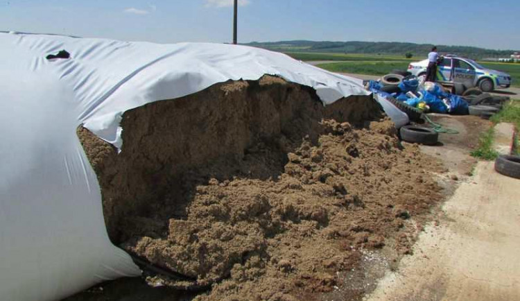 FOTO: Zloděj poničil vaky s uskladněným krmivem. Škoda jde do statisíců